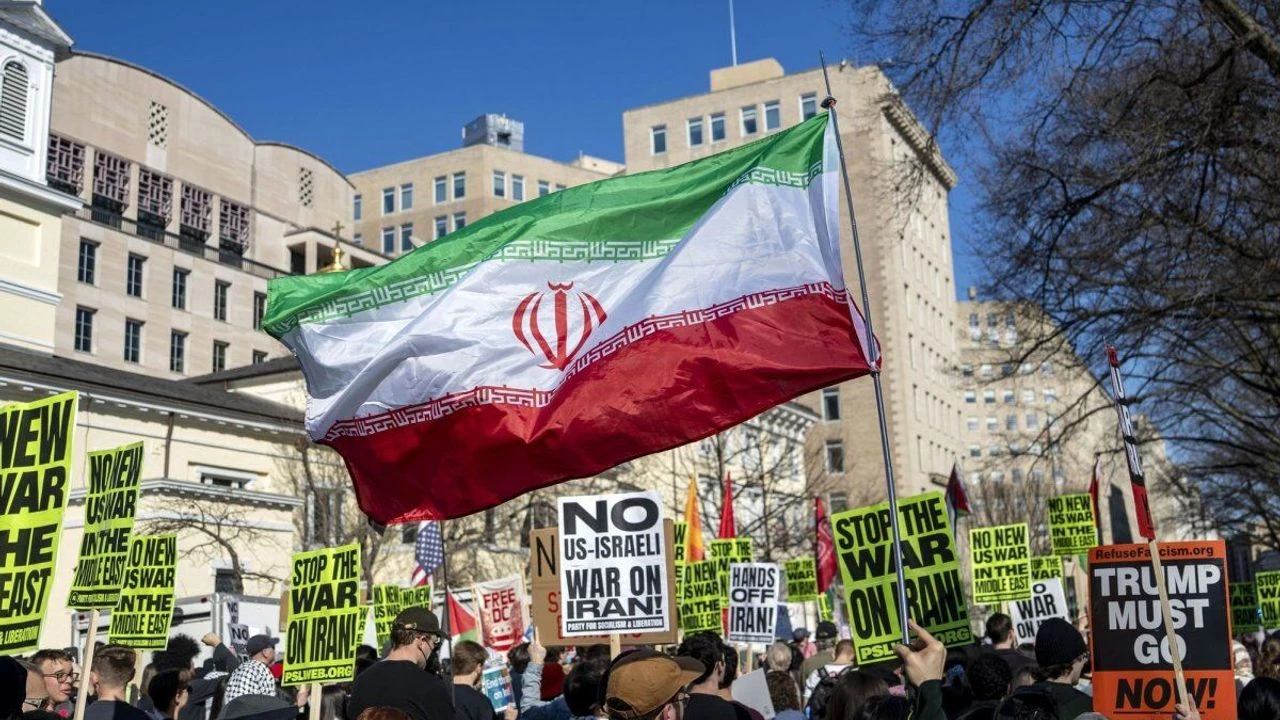 ABD'de tarihi protesto: İran'ın bayrağı, Amerikan sokaklarında Trump'a karşı yükseldi