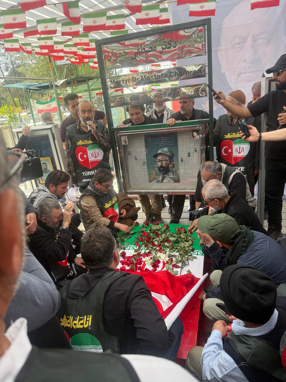 “Türkiye’den giden kafile, İran’da Hz.  Masume Türbesi’ni ve Beheşt-i Zehra Kabristanı’nı ziyaret etti.”  (FOTO)