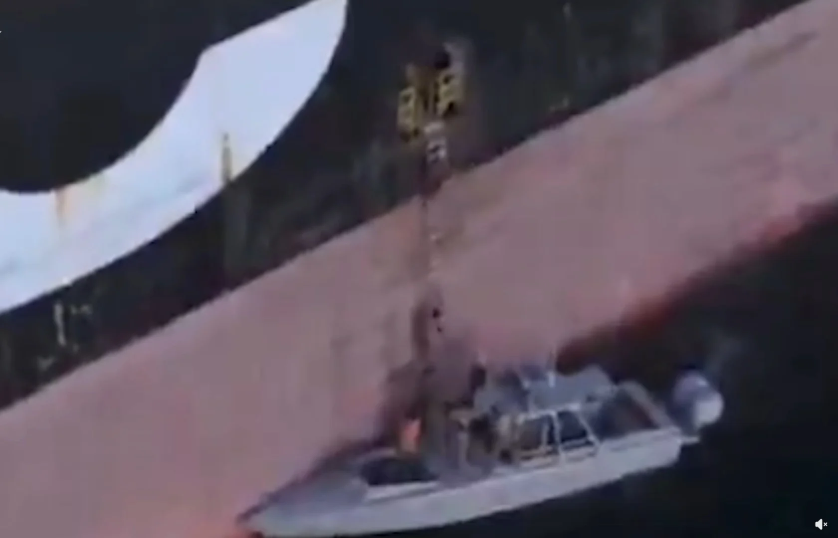 İran Devrim Muhafızları Donanması, Hürmüz Boğazı'nda iki konteyner gemisine el koyma görüntülerini yayınladı (video)