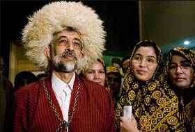 Türkmen Kadınları İran Meclisinde (FOTO)