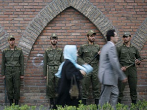 İran'da dar manto satışına yasak