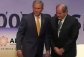 Bush Ahmaklığını Yine Gösterdi (VİDEO)