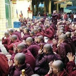 Budist Rahipler Yine Sokak'ta