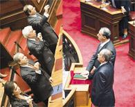 Türk Milletvekilleri Kuran'a El Bastı