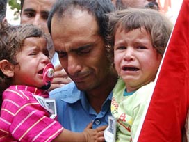 Göbeğini Kaşıyan Adam Ağlıyor