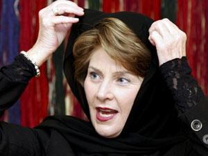 First Lady Bush Başörtüsü Taktı