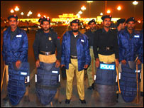 Pakistan'da 800 Kişi Tutuklandı