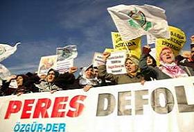 Özgür-Der Peres'i Protesto Etti