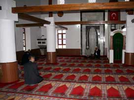 Yine Camiye Saldırdılar