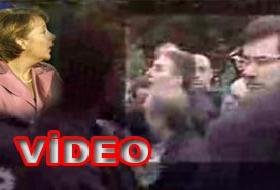 Merkel'e Yumruklu Saldırı (VİDEO)