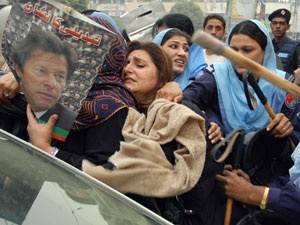 "Pakistan Kaosa Sürükleniyor"