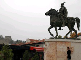 Mürted Olursan Heykelin Dikilir